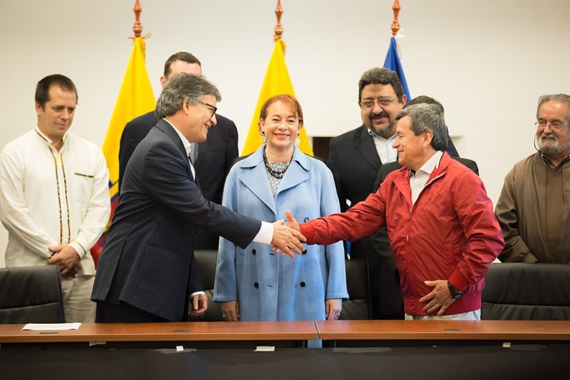 Officials shake hands at the 5th round of negotiations between Colombia and the E.L.N. in 2018.